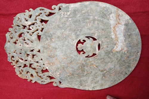 一位来自山东济南市历的古老师，有一些藏品和老物件，急需出手，有意者联系，价格好商量。