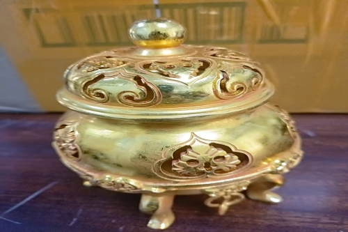 一位来自北京市顺义区的张老师，有一些藏品和老物件，急需出手，有意者联系，价格好商量。