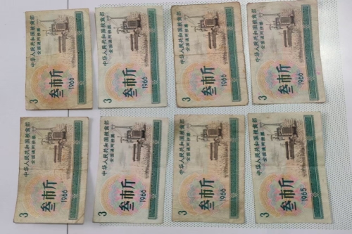 一位来自北京市通州区的邓老师，有一些藏品和老物件，急需出手，有意者联系，价格好商量。