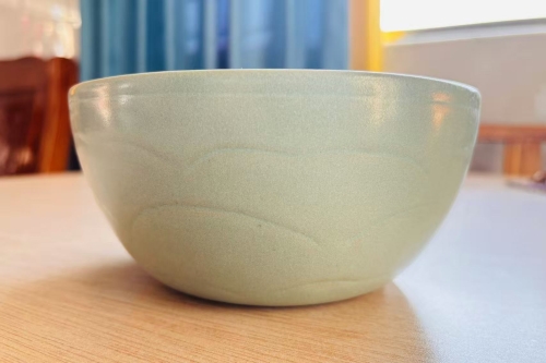 一位来自广东省的梁老师，有一些藏品和老物件，急需出手，有意者联系，价格好商量。