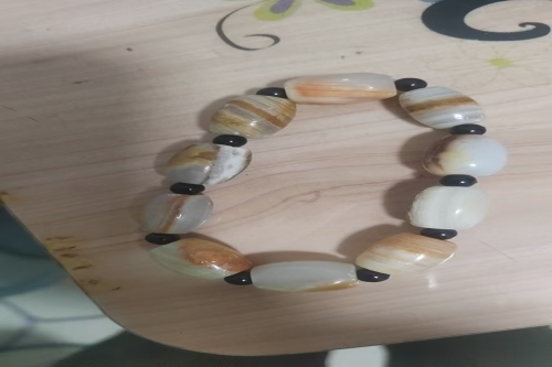 一位来自湖南省益阳市的朱老师，有一些藏品和老物件，急需出手，有意者联系，价格好商量。