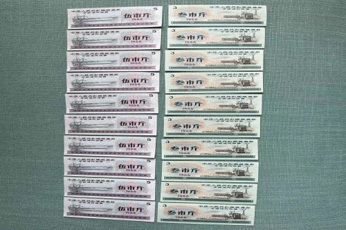 一位来自北京市通州区的房老师，有一些藏品和老物件，急需出手，有意者联系，价格好商量。