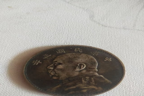 一位来自青岛市崂山区的郑老师，有一些藏品和老物件，急需出手，有意者联系，价格好商量。