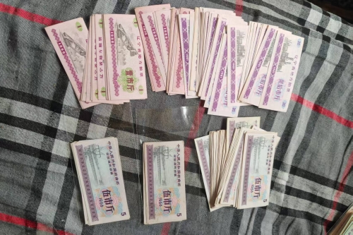 一位来自辽宁省沈阳市的王老师，有一些藏品和很好的老物件，急需找到爱好的收藏家，有意者请联系我。目前藏友老师比较着急，只要您是真心诚意想要收藏，一切好商量。