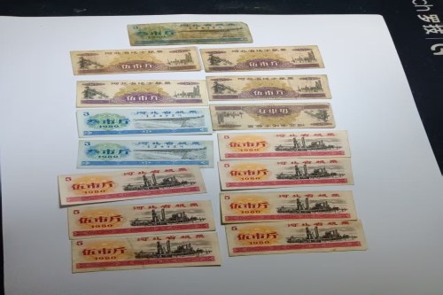 一位来住河北省唐山市的黄老师，有一些藏品和老物件，急需出手，有意者联系，价格好商量。