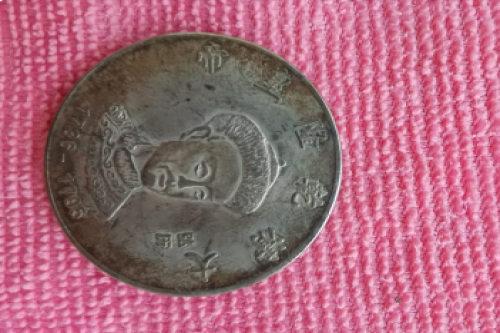 一位来自的青海省西宁市的赵老师，有一些藏品和老物件，急需出手，有意者联系，价格好商量。