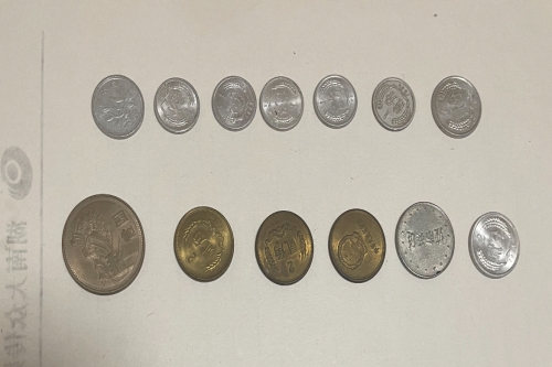 一位来住湖南省长沙市的肖老师，有一些藏品和老物件，急需出手，有意者联系，价格好商量。