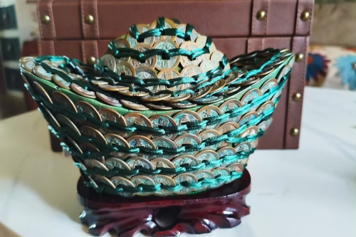 一位来自江西省宜春市的朱老师，有一些藏品和很好的老物件，急需找到爱好的收藏家，有意者请联系我。目前藏友老师比较着急，只要您是真心诚意想要收藏，一切好商量。