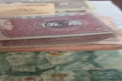 一位来自江苏南通啟东惠丰乡的邱老师，有一些藏品和很好的老物件，急需找到爱好的收藏家，有意者请联系我。目前藏友老师比较着急，只要您是真心诚意想要收藏，一切好商量。
