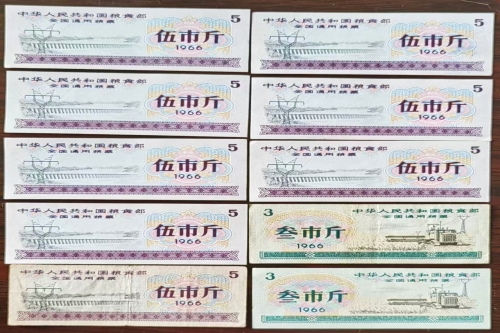 一位来自河南省的苏老师，有一些藏品和老物件，急需出手，有意者联系，价格好商量。