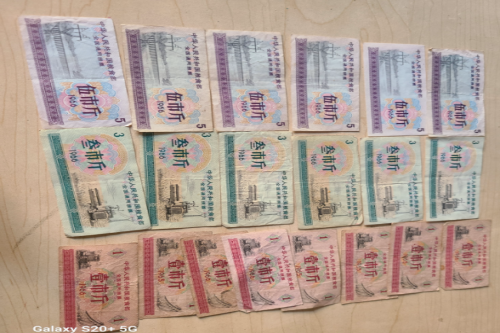 一位来自浙江省的张老师，有一些藏品和老物件，急需出手，有意者联系，价格好商量。 