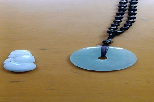 一位来自陕西省西安市的戴老师，有一些藏品和很好的老物件，急需找到爱好的收藏家，有意者请联系我。目前藏友老师比较着急，只要您是真心诚意想要收藏，一切好商量。