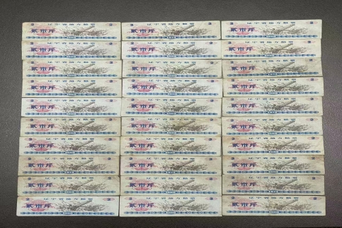 一位来住河南省郑州市的刘老师，有一些藏品和老物件，急需出手，有意者联系，价格好商量。