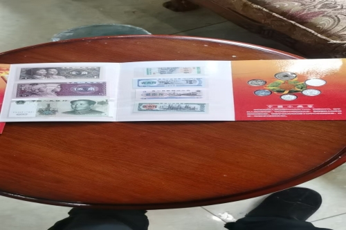  一位来自四川省宜宾市的高老师，有一些藏品和老物件，急需出手，有意者联系，价格好商量。