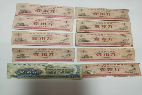 一位来自遵义市绥阳县的张老师，有一些藏品和老物件，急需出手，有意者联系，价格好商量。