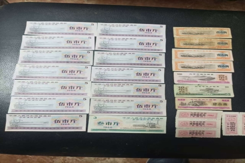 一位来自黑龙江省哈尔滨市的刘老师，有一些藏品和老物件，急需出手，有意者联系，价格好商量。