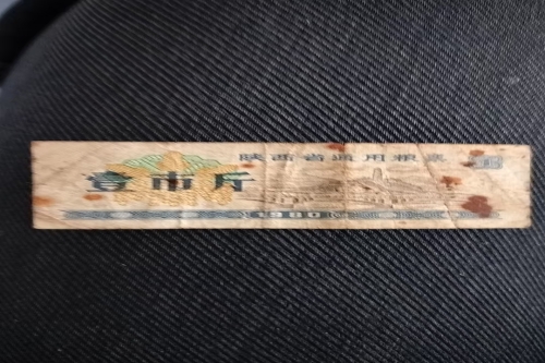 一位来自陕西省咸阳市三原县的刘老师，有一些藏品和很好的老物件，急需找到爱好的收藏家，有意者请联系我。目前藏友老师比较着急，只要您是真心诚意想要收藏，一切好商量。