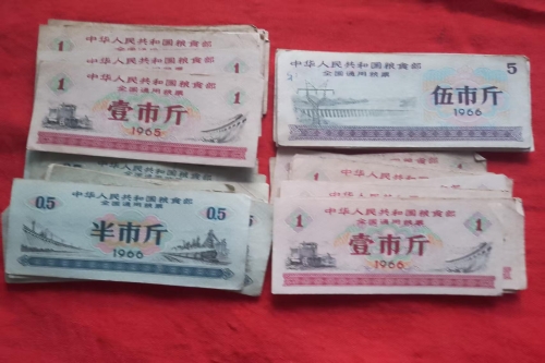 一位来自四川省攀枝花市的匡老师，有一些藏品和很好的老物件，急需找到爱好的收藏家，有意者请联系我。目前藏友老师比较着急，只要您是真心诚意想要收藏，一切好商量。