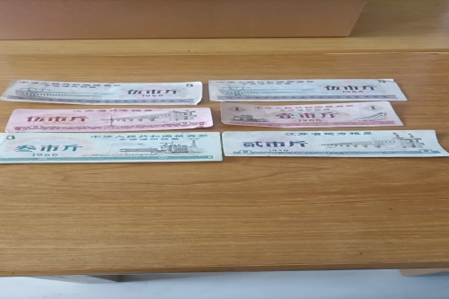  一位来自江苏省的朱老师，有一些藏品和老物件，急需出手，有意者联系，价格好商量。