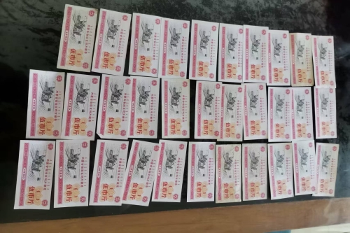 一位来自内蒙古的郭老师，有一些藏品和老物件，急需出手，有意者联系，价格好商量。 