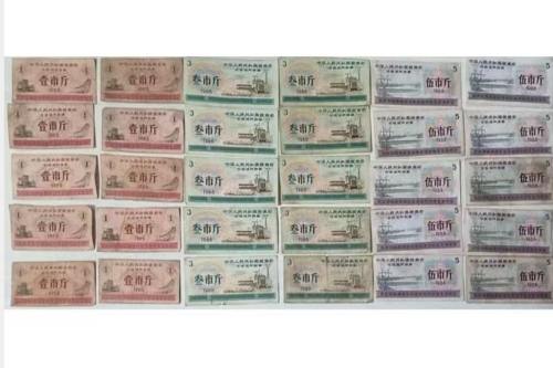 一位来住山西省长治市的曹老师，有一些藏品和老物件，急需出手，有意者联系，价格好商量。