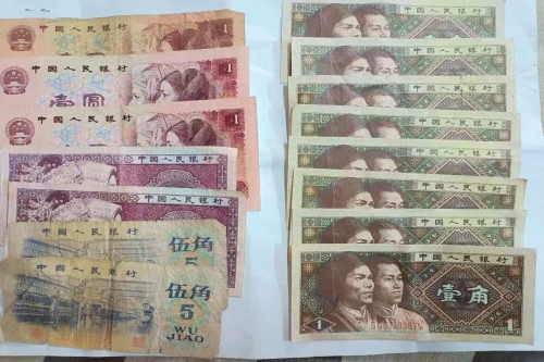 一位来自内蒙古自治区的于老师，有一些藏品和老物件，急需出手，有意者联系，价格好商量。