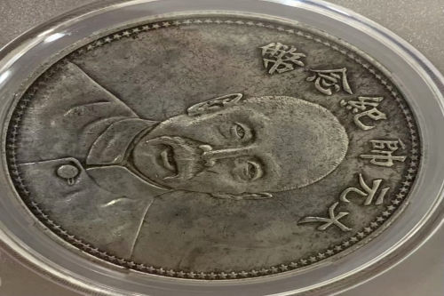 一位来自广东省清远市的潘老师，有一些藏品和老物件，急需出手，有意者联系，价格好商量。