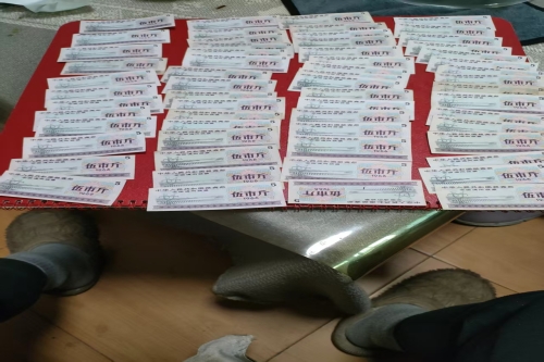 一位来自广东省的陈老师，有一些藏品和老物件，急需出手，有意者联系，价格好商量。