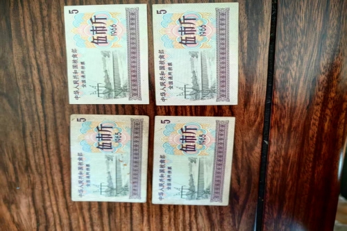 一位来自广东惠州市的黄老师，有一些藏品和很好的老物件，急需找到爱好的收藏家，有意者请联系我。目前藏友老师比较着急，只要您是真心诚意想要收藏，一切好商量。