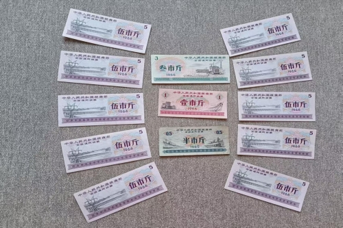 一位来自吉林省吉林市的陈老师，有一些藏品和老物件，急需出手，有意者联系，价格好商量。