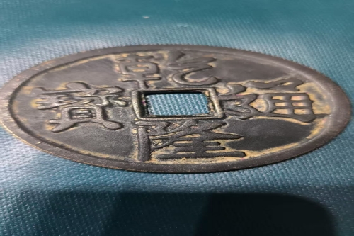 一位来自贵州省荔波县的覃老师，有一些藏品和老物件，急需出手，有意者联系，价格好商量。