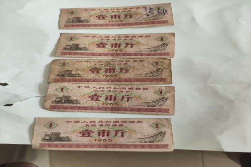 一位来自山东省潍坊市的张老师，有一些藏品和老物件，急需出手，有意者联系，价格好商量。