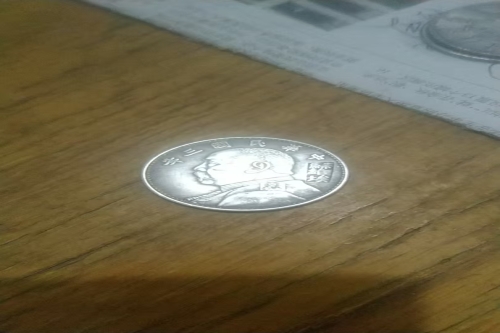 一位来住河南省南阳市的李老师，有一些藏品和老物件，急需出手，有意者联系，价格好商量。