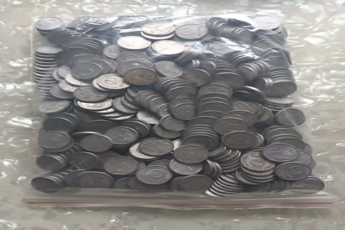 一位来自浙江省嘉兴市的宋老师，有一些藏品和老物件，急需出手，有意者联系，价格好商量。