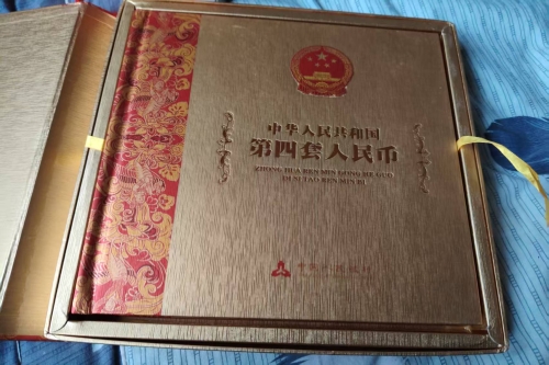 一位来自四川省眉山市的李老师，有一些藏品和很好的老物件，急需找到爱好的收藏家，有意者请联系我。目前藏友老师比较着急，只要您是真心诚意想要收藏，一切好商量。