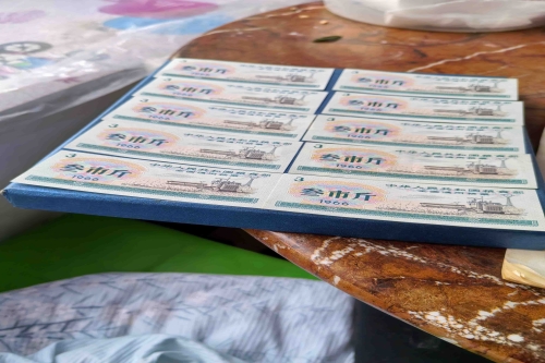 一位来自河北省廊坊市的朱老师，有一些藏品和很好的老物件，急需找到爱好的收藏家，有意者请联系我。目前藏友老师比较着急，只要您是真心诚意想要收藏，一切好商量。