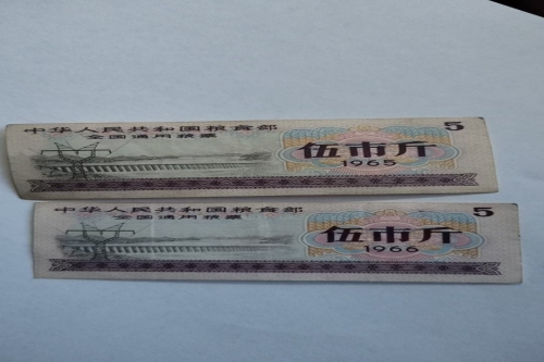 一位来自山东济宁的张老师，有一些藏品和老物件，急需出手，有意者联系，价格好商量。