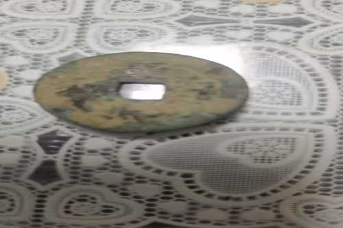 一位来自浙江省湖州市的唐老师，有一些藏品和老物件，急需出手，有意者联系，价格好商量。