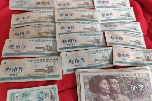 一位来自河南省商丘市的赵老师，有一些藏品和很好的老物件，急需找到爱好的收藏家，有意者请联系我。目前藏友老师比较着急，只要您是真心诚意想要收藏，一切好商量。