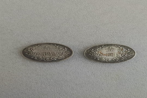 一位来自河南省安阳市的赵老师，有一些藏品和老物件，急需出手，有意者联系，价格好商量。