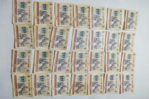 一位来自山东省青岛市的杨老师，有一些藏品和老物件，急需出手，有意者联系，价格好商量。