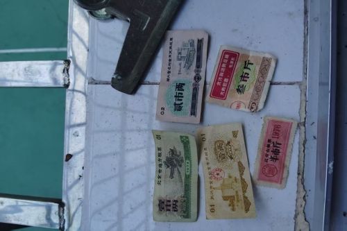 一位来自广东省的郝老师，有一些藏品和老物件，急需出手，有意者联系，价格好商量。