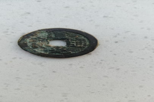  一位来山东省滨州市的吴老师，有一些藏品和老物件，急需出手，有意者联系，价格好商量。