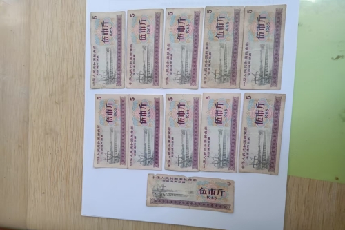 一位来住河北省邯郸市的赵老师，有一些藏品和老物件，急需出手，有意者联系，价格好商量。