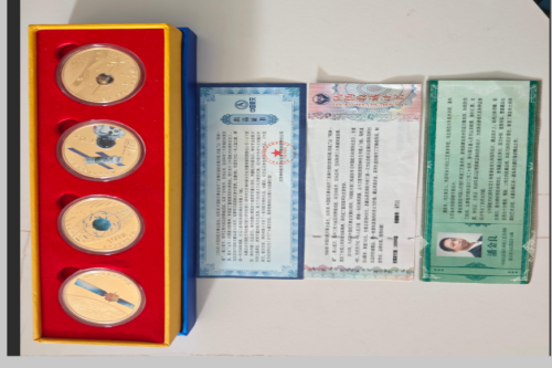 一位来自四川省的赵老师，有一些藏品和老物件，急需出手，有意者联系，价格好商量。