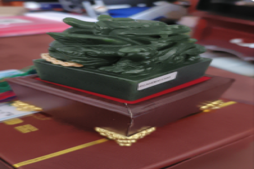 一位来自北京市丰台区的刘老师，有一些藏品和老物件，急需出手，有意者联系，价格好商量。