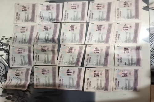 一位来自浙江省的黄老师，有一些藏品和老物件，急需出手，有意者联系，价格好商量。 