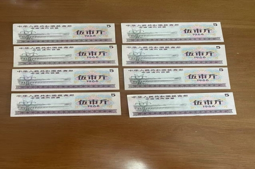 一位来自山东省济南市的李老师，有一些藏品和老物件，急需出手，有意者联系，价格好商量。