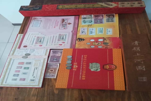 一位来自浙江省嘉兴市的贺老师，有一些藏品和很好的老物件，急需找到爱好的收藏家，有意者请联系我。目前藏友老师比较着急，只要您是真心诚意想要收藏，一切好商量。