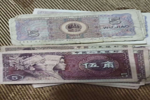 一位来自广东省广州市的张老师，有一些藏品和老物件，急需出手，有意者联系，价格好商量。